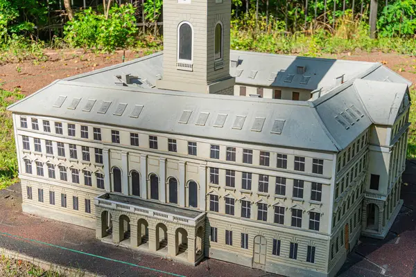 Simetrik bir tasarımı gösteren minyatür bir mimari model, gablı çatı, saat yüzlü merkez kule, kemerli pencere aralıkları ve karmaşık detaylar gösteriyor ki Kyiv, Ukrayna 06-11-2024