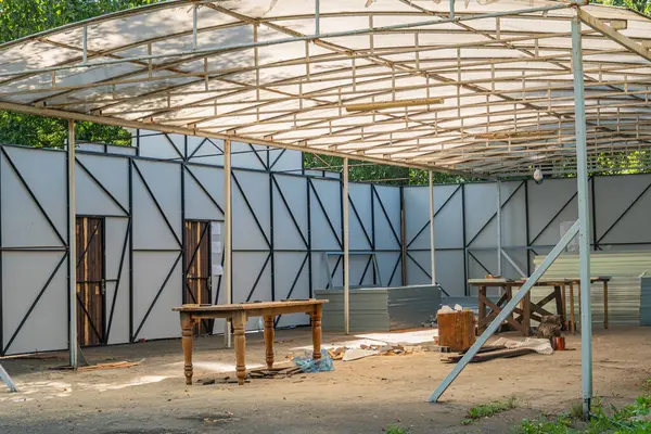 Açık zemin planı, görünür çelik sütunları ve beton zemini olan bir inşaat veya yenileme alanının iç fotoğrafı. Binanın duvarları, kapıları ve pencereleri yok. Kyiv, Ukrayna 06-11-2024