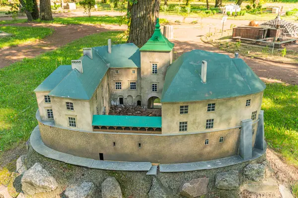 Çeşitli yükseklikleri, süslü korkulukları, siperleri, yeşil ve kahverengi çatıları, küçük pencereleri, panjurları, hendekleri, doğal taşları, İntr Kyiv, Ukrayna 06-11-2024