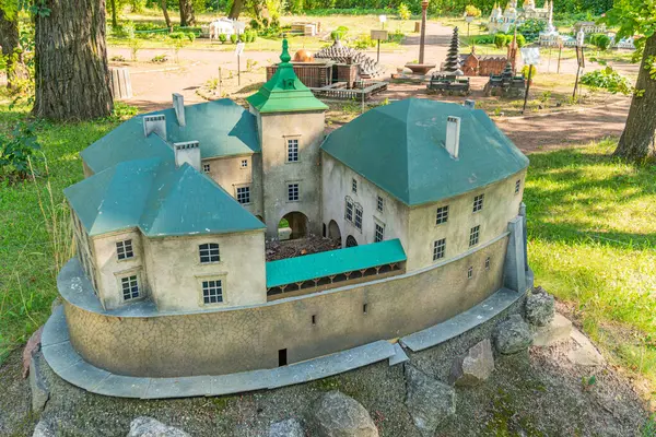 Minyatür bir ortaçağ şatosu kopyasıdır. Çerçeveler, taretler ve küçük pencereler içerir. Keşif için asfalt bir yol ile döşenmiştir.