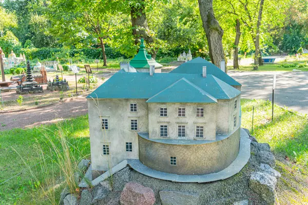 Tarihi mimari Kyiv, Ukrayna 06-11-2024 'ün karmaşık detaylarını gösteren geleneksel bir Alman yarı keresteli evinin minyatür, açık hava modeli.