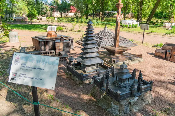 Asya Pagoda 'dan Avrupa Kalesi' ne kadar çeşitli şekillerde minyatür mimari modellerin açık havada sergilenmesi eğitimsel bir set olan Kyiv, Ukrayna 06-11-2024