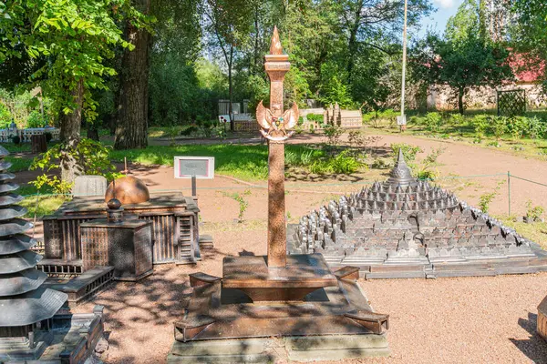 Görüntü, çok katmanlı iki küçük yapıyla çevrili çok katmanlı bir Japon bahçesini gösteriyor. Bu elementler, I Kyiv, Ukrayna 06-11-2024