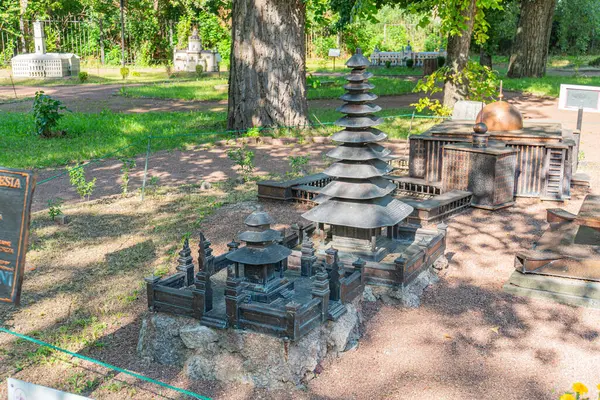 Görüntü, Budist tapınakları veya parklar, Kore hanok 'ları, Japon chashitsu çay evleri ve bir ar Kyiv, Ukrayna 06-11-2024 tarihli geleneksel yapıların yer aldığı sakin bir Asya dış mekanını tasvir ediyor.