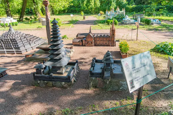 Görüntü, Güneydoğu Asya 'nın geleneksel mimarisinin bir açık hava sergisini gösteriyor. Sergide, yükseltilmiş bir platform ve Ukrayna 06-11-2024' e benzeyen birden fazla ev de dahil olmak üzere çok yapı yer alıyor.