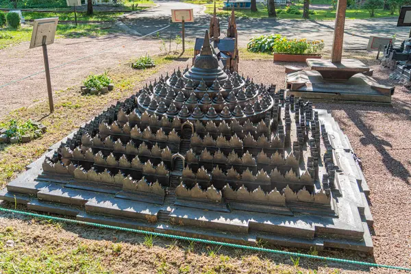 Eğitim amaçlı olarak müzeye ya da kültür merkezine yerleştirilmiş olan detaylı bir minyatür Çin tapınağı modeli ahşap yapıda Kyiv, Ukrayna 06-11-2024 de dahil olmak üzere karmaşık ayrıntılar yer alıyor.