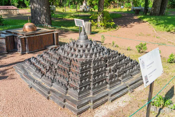 Metalden yapılmış, katmanlı piramit benzeri bir heykeli andıran sanatsal bir açık hava kurulumu. Parkta ya da bahçede. Yapı, Ukrayna 06-11-2024 'te Kyiv, Ukrayna' da olabilir.