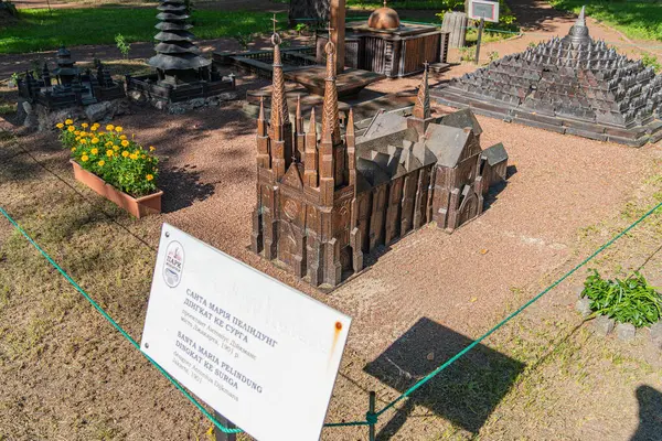 Görüntü, minyatür mimari modellerin tematik bir görüntüsünü sergiliyor. Merkezde İslami tarzda bir bina bulunuyor. Daha küçük modellerin çeşitliliği Kyiv, Ukrayna, 06-11-2024 'ü temsil ediyor.