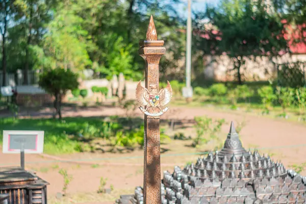 Bir görüntüde, Güneydoğu Asya tarzında, muhtemelen Endonezya tarzında, karmaşık desenlere ve geleneksel bir pavyona sahip uzun, çok katlı bir kule sergileniyor. Açık hava Kyiv, Ukrayna 06-11-2024