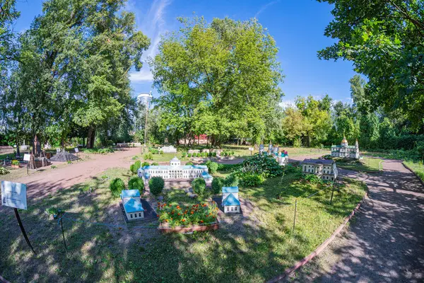 Eşsiz kır evleri, canlı çiçekleri ve huzurlu yolları olan büyüleyici, iyi tasarlanmış bir bahçe. Huzurlu bir ortamda Kyiv, Ukrayna 06-11-2024