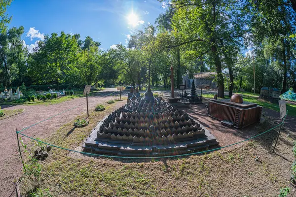 Görüntü, ahşap platformlarla çevrili, çitlerle çevrili ve ağaçlarla çevrili dairesel beton bir yapı gösteriyor. Site tarihi ilham oranı Kyiv, Ukrayna 06-11-2024 'ü gösteriyor.