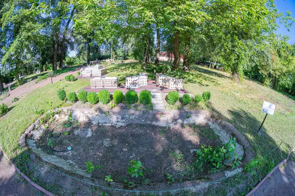 Klasik, simetrik, dairesel yataklı, merkezi plazalı ve olgun ağaçlı bir bahçe tasarım, resmiyet ve Nat Kyiv, Ukrayna 06-11-2024 arasındaki ahenk ve zarif dengeyi sergiliyor.