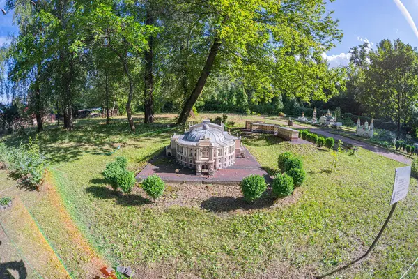 Merkezinde ot ve olgun ağaçlarla çevrili kubbe şeklinde bir taraça olan bahçe açık renkli taş ya da tuğladan yapılmıştır, Kyiv, Ukrayna 06-11-2024 arasında kurulmuştur.