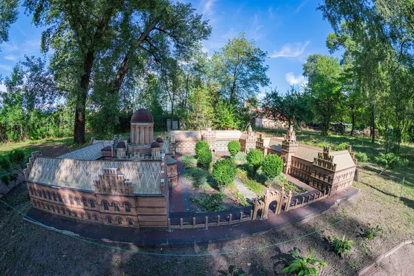 Minyatür tarihi mimari yapı, peyzajlı çevre, ağaçlar, çalılıklar, muhtemelen yamaç, birden fazla fonksiyon, kubbeler, kuleler, kemerler, sütunlar, büyük Kyiv, Ukrayna 06-11-2024