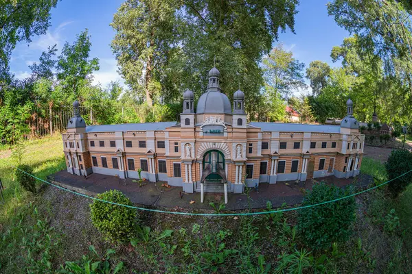 Görüntü, klasik mimarili, muhtemelen neoklasik ya da klasikçi büyük, simetrik bir binaya sahip. İyonikonik Korint sütunları, Kyiv, Ukrayna 06-11-2024