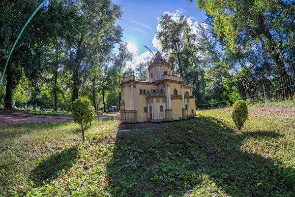 Büyüleyici bir çardak yemyeşil bir park ortamında, karmaşık bir tasarım ve doğa ile uyumlu bir bütünleşme içeriyor Kyiv, Ukrayna 06-11-2024