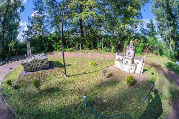 Eski bir tapınak ve pavyona benzeyen minyatür bir manzara, iyi korunmuş bir bahçe ve dolambaçlı yollar ile çevrili sahne Kyiv, Ukrayna 06-11-2024