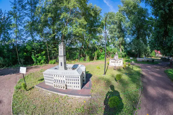 Detaylı bir fotoğrafta, Ukrayna, 06-11-2024 tarihli Ukrayna 'daki bir model köy ya da diorama Kyiv gibi sanatsal bir şekilde düzenlenmiş, süslü bir Avrupa tarzı tarihi binanın minyatür bir modeli yer alıyor.