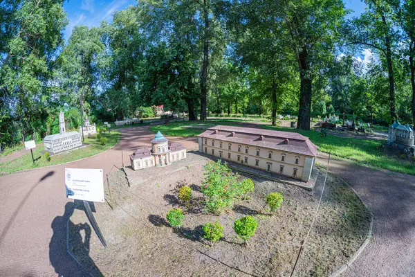 Ayrıntılı bir minyatür dairesel köy sergisinde titiz mimari tarzlar ve tasarımlar sergilenirken, Avrupa 'nın etkilerinin bir karışımı merkezi kilise yapıları Kyiv, Ukrayna 06-11-2024