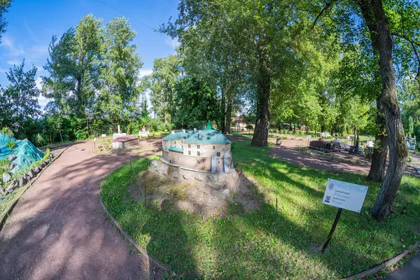 Bizans ya da erken dönem Hıristiyan kilise tasarımına benzeyen yuvarlak bir bina bir tepenin üzerinde yer alıyor. Bina daha küçük kemerlerle çevrili ve Ukrayna, 06-11-2024