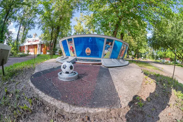 Dairesel bahçe yatağı içinde canlı, dinamik bir heykel seti, çağdaş halk sanatı olarak kentsel tasarıma entegre edilmiş, estetik olarak Kyiv, Ukrayna 06-11-2024