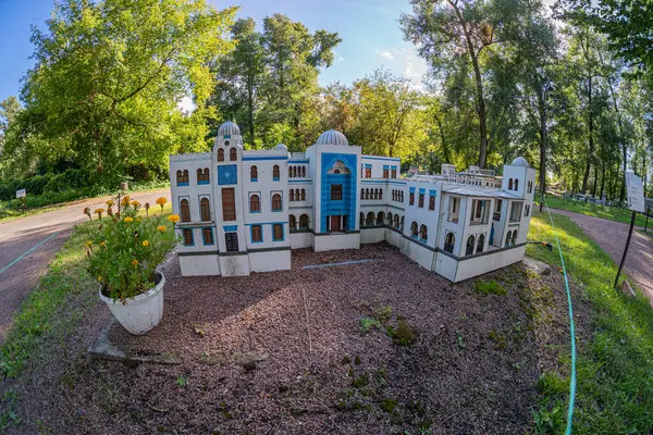 Renkli, simetrik pencereli ve yol kenarındaki küçük bahçeli iki katlı bina işlevsel tasarım ve dekoratif elementlerin karışımı, po Kyiv, Ukrayna 06-11-2024