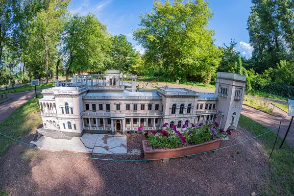 Yunan asıllı minyatür bir neoklasik yapı modeli, ritmik pencere düzenlemeleri ve düz çatılı işçiliği ile mimariden esinlenerek, potansiyel olarak f Kyiv, Ukrayna 06-11-2024