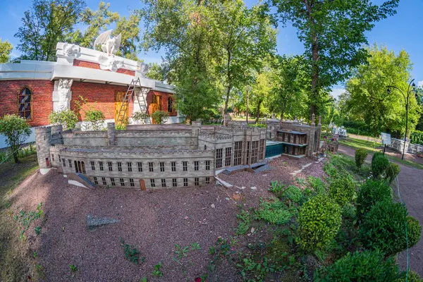 Görüntü, bir zamanlar klasik unsurlara sahip büyük bir yapıya sahip olan kentsel bozulmayı tasvir ediyor. Bina ihmal ve hasar belirtileri gösteriyor, bitki örtüsü büyümesi Kyiv, Ukrayna 06-11-2024