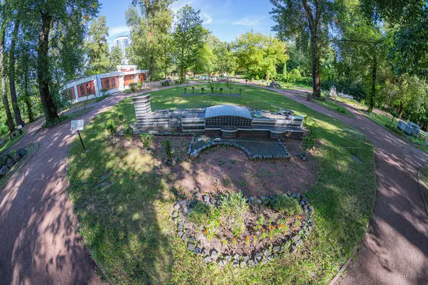 Görüntü, mimari çıkarlara önem veren iyi korunmuş bir manzara sergiliyor. İki farklı bina, geleneksel ve modern Kyiv, Ukrayna 06-11-2024