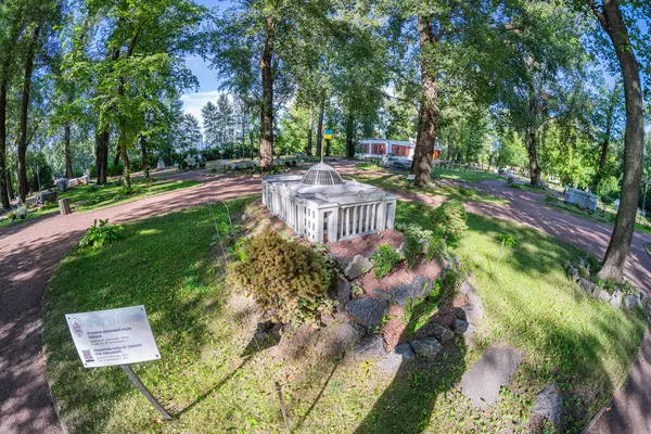 Serin yeşillik ve gölgeli ağaçlarla çevrili bir parkta veya bahçede merkezi kubbe ve açık bir yapıya sahip sakin, klasik tarzda bir çardak. Görüntü sakin Kyiv, Ukrayna 06-11-2024