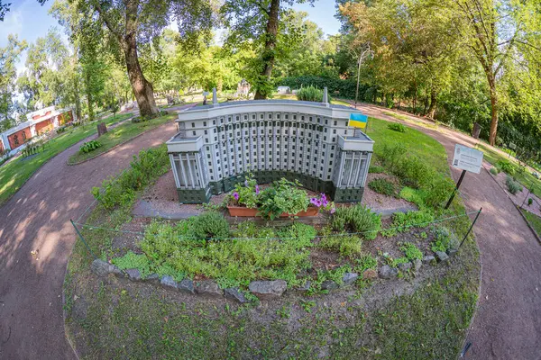 Klasik mimarinin çağdaş bir yorumu, yemyeşil yeşillikte yuva yapmış, antik harabeleri veya minimalist heykelleri andıran merkezi yapı, gizemli bir şekilde Kyiv 'e karşı, Ukrayna 06-11-2024