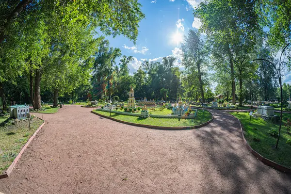 Görüntü, solunda açık kapı ve yemyeşil yeşillik bulunan bir mezarlık veya anıt, sağında çok sayıda mezar taşı ve belirgin bir anıt gösteriyor. Tasarım dikkatli Kyiv, Ukrayna 06-11-2024 'ü yansıtıyor.