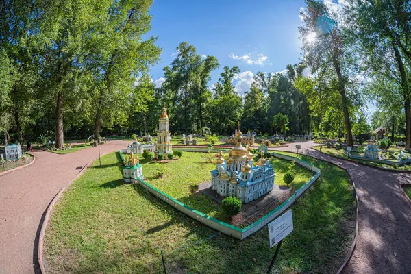 Canlı, uyumlu bir bahçe sahnesinde çeşitli mimari tarzlarda minyatür binalar sergileniyor. Titizlikle düzenlenmiş yapılar hayranlık ve tefekkür uyandırıyor, blen Kyiv, Ukrayna 06-11-2024