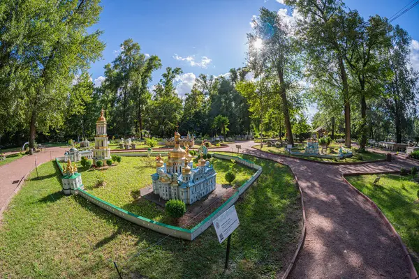 Canlı, minyatür bir Ukrayna köyü modeli yemyeşil alanların arasına kurulur. Sahnede altın kubbeleri ve büyük bir sarayı olan bir kilise bulunur. Model, Ukrayna 'nın dolambaçlı bir Kyiv, 06-11-2024 ile çevrilidir.