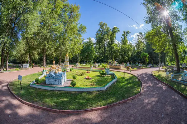 Görüntü, iyi manikürlü bir parkta, muhtemelen Ukrayna stili bir parkta, uçsuz bucaksız tavanları ve canlı Kyiv, Ukrayna 06-11-2024 ile boyanmış soğan kubbeleriyle, kaprisli, peri masallarından esinlenilmiş bir bina içeriyor.