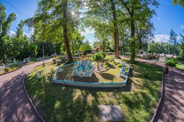 Büyüleyici bir minyatür köy, bir parkın içine yerleşmiş ve geleneksel ahşap kulübe cazibesini çağrıştırıyor, titizlikle dairesel bir düzende düzenlenmiş köy vario Kyiv, Ukrayna 06-11-2024
