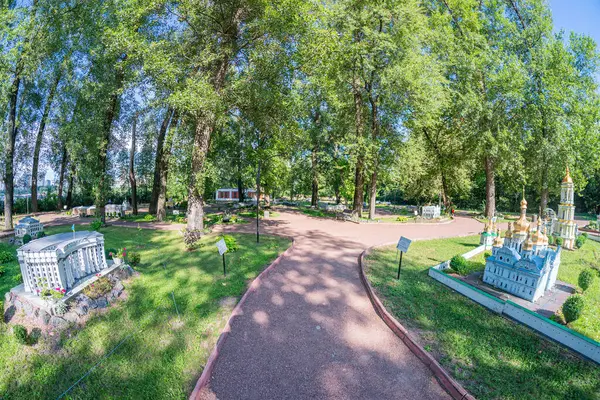 Tuğla yollar, yemyeşil çimenler, sık ağaç yaprakları, peri masalı binaları ve sıcak renkleri Kyiv, Ukrayna 06-11-2024