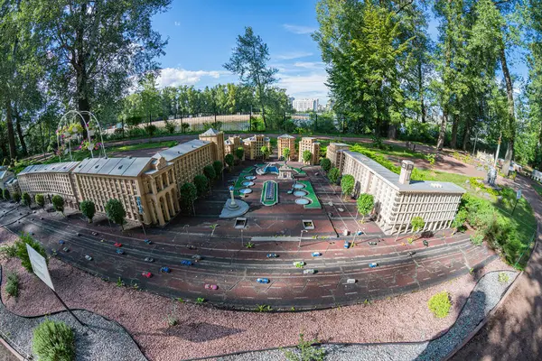 Daha küçük St. Kyiv, Ukrayna 06-11-2024 tarafından çevrelenmiş, simetrik cepheli ve eşit aralıklı pencereli büyük bir binanın yer aldığı klasik veya neoklasik mimari bir sahnenin maketi.