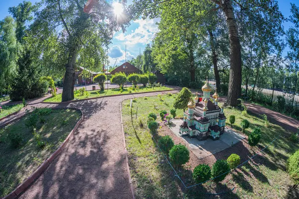 Merkezinde Asya 'dan esinlenilmiş geleneksel bir çardağı olan sakin bir bahçe. Yeşillik, manikürlü çimenler ve yollar estetik açıdan memnun edici bir ortam yaratıyor. Kyiv, Ukrayna 06-11-2024