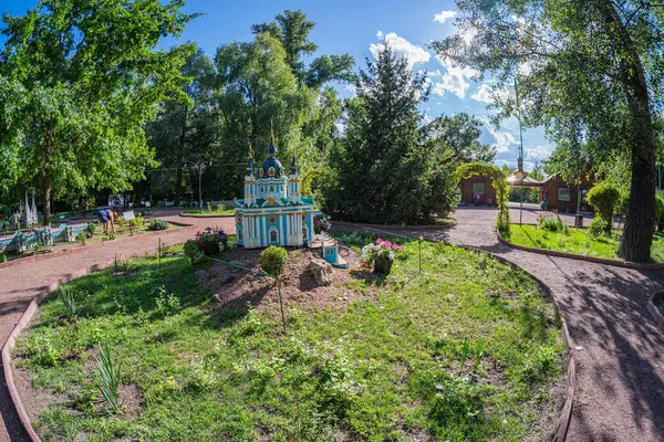 Orta kubbesi olan büyüleyici bir sekizgen çardak, muhtemelen beyaz, iyi korunmuş bir park veya bahçe tasarımı Avrupa 'nın tarihi etkisini gösteriyor ve s Kyiv, Ukrayna 06-11-2024 ile çevrili.