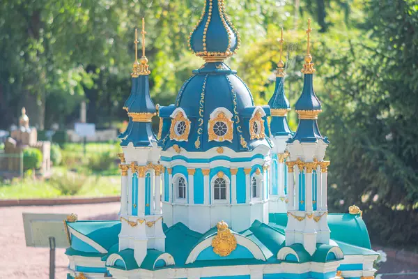 Ukrayna Ortodoks katedralinin detaylı bir minyatür modeli, ağırlıklı olarak mavi ve beyaz, altın aksanlı, birden fazla kubbe ve kule, altınla süslenmiş dış setti Kyiv, Ukrayna 06-11-2024