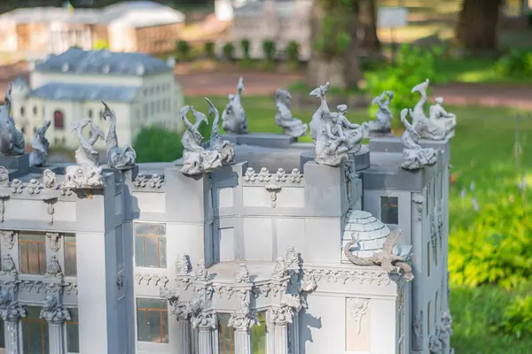 Dinamik heykelleri, Korint sütunları, simetrik pencereleri ve karmaşık zemin kat kabartmaları olan, görkemli ve düzenli bir neoklasik model. Kyiv, Ukrayna 06-11-2024