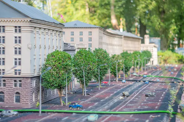 Geleneksel ve modern tarzlardan farklı mimariye sahip ayrıntılı bir minyatür şehir modeli Avrupa 'dan esinlenilmiş binalar, düzenli sokak düzeni, ağaçlar, bir Kyiv, Ukrayna 06-11-2024