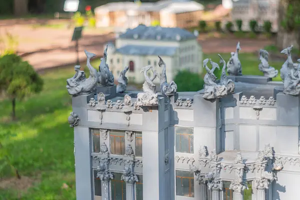 İyonik sütunlar, pedikürler, kemerler, kepenkler, heykeller ve mitolojik figürlere sahip minyatür bir neoklasik model Yunan Ukrayna, Kyiv, Ukrayna 06-11-2024