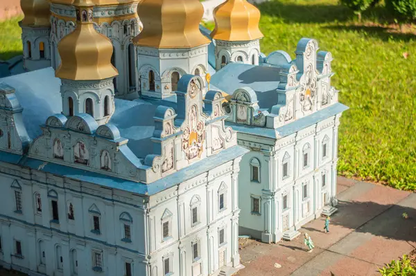 Kyiv Pechersk Lavra. Ukrayna 'nın 06-11-2024 tarihli Ukrayna imanını simgeleyen canlı dekorasyonlar ve altın kubbelerle süslenmiş beyaz duvarlı Ukrayna Ortodoks kilisesi ayrıntılı bir minyatür modelde sergileniyor..