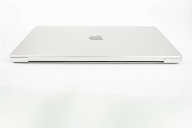 Ukrayna 'nın başkenti Kyiv' de pazarlama malzemelerinde kullanılan hafif arka planda gümüş minimalist Apple MacBook resmi, 03-29-2025