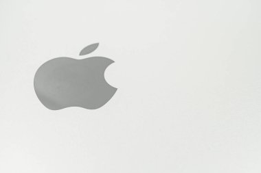 Görüntü, içinde Apple logosu olan minimalist bir iPhone 'u gösteriyor. Kyiv, Ukrayna, 03-29-2025 reklamlarında sıklıkla kullanılan gösterişli bir koruyucu kılıfa iliştirilmiş.