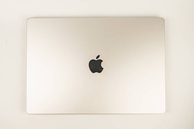Bir Apple dizüstü bilgisayarı, minimalist tasarımı ile, beyaz bir yüzeye yerleştirilir, modern teknoloji Kyiv, Ukrayna, 03-29-2025