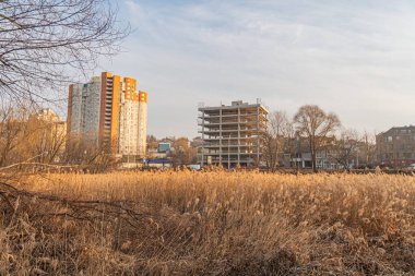 Kentsel inşaat, yaz sonbaharının sonlarına doğru manzara görüntüsüyle çelişiyor ve bu da dinlenme veya gevşeme potansiyeli olduğunu gösteriyor: Kyiv, Ukrayna, 03-29-2025