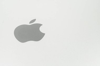 Görüntü, Ukrayna 'daki Kyiv, 03-29-2025 kalite ve pazar tanınmasını vurgulayan logosuna sahip bir Apple iPhone' u sergiliyor.